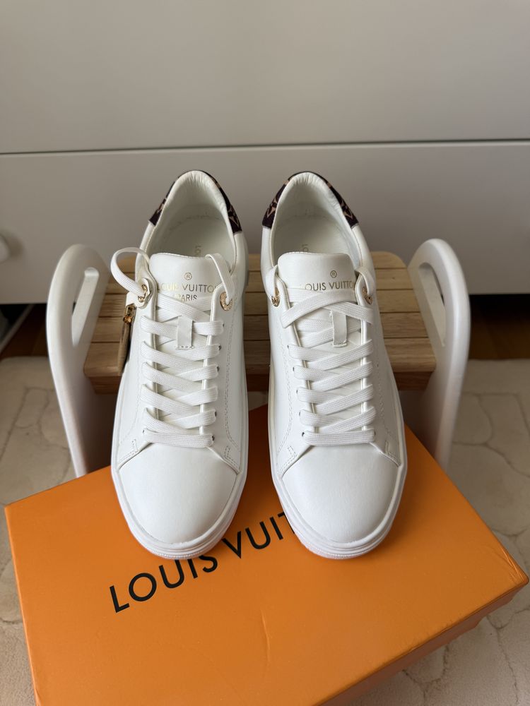 Бели кецове Louis V