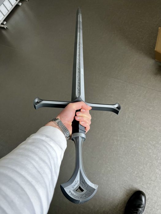 3D принтиран Anduril в реален размер