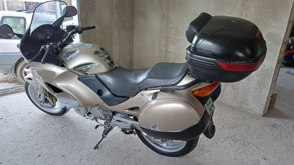 Honda Deauville 650 vând sau schimb cu mașini de Anglia
