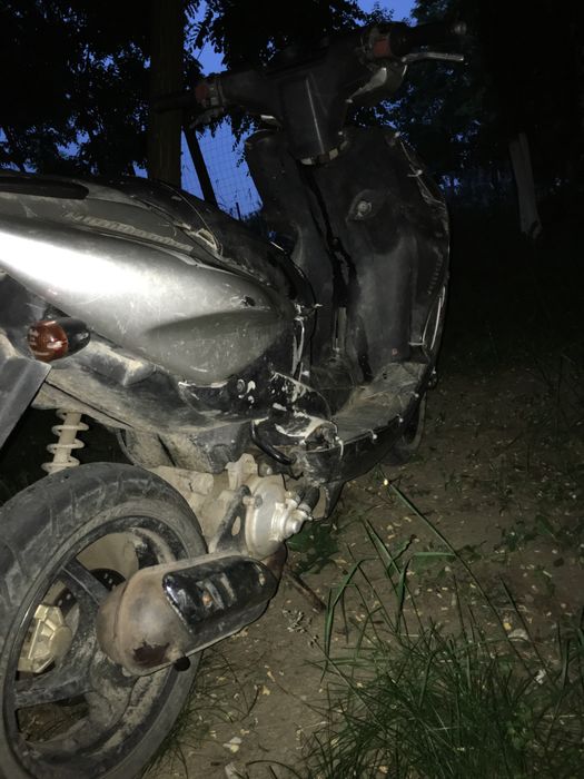 De vanzare scuter iamaha aierox 2000 de lei mai scuterul e functie bun
