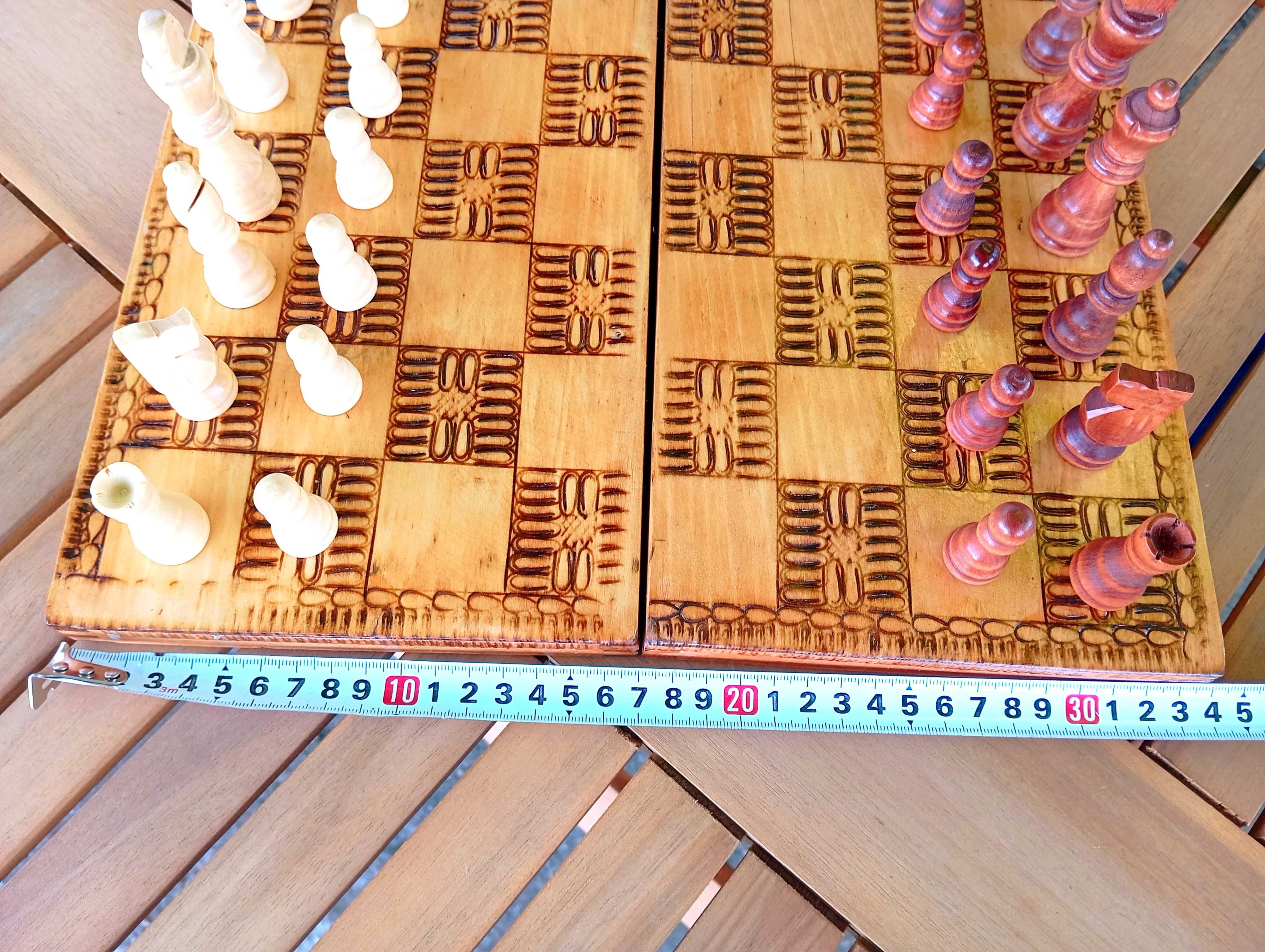 Шах с дървени  фигури