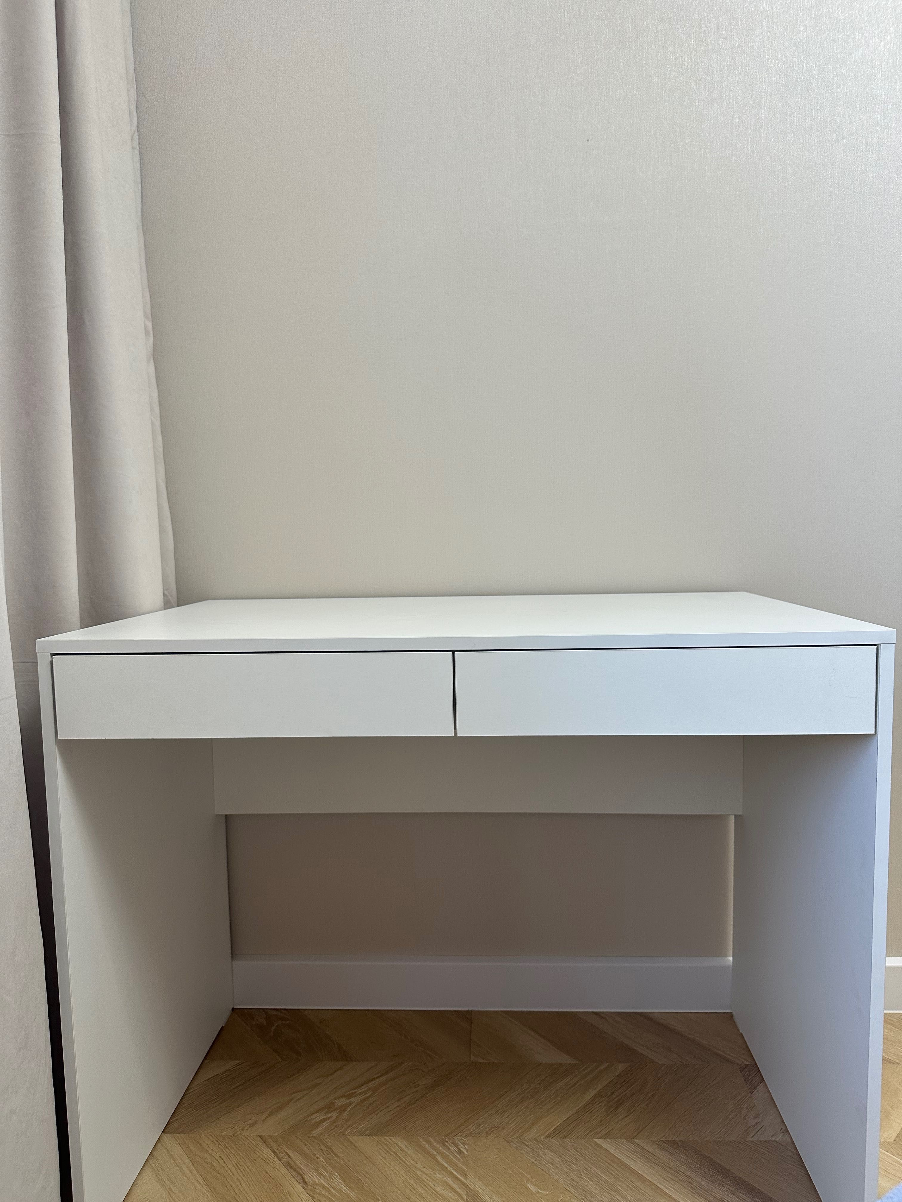Стол IKEA в идеальном состоянии