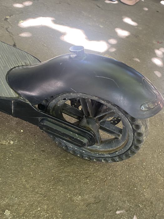 Trotinetă electrică Lexgo – 693 km, roți pline, foarte puțin folosită