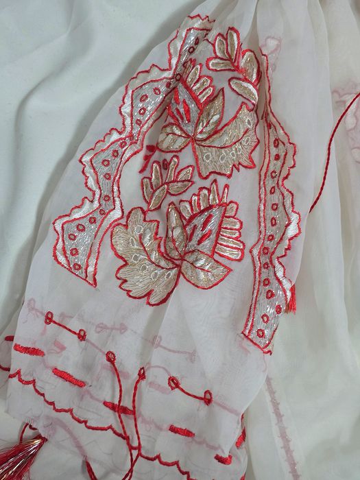 Ie traditionala  foarte frumoasă