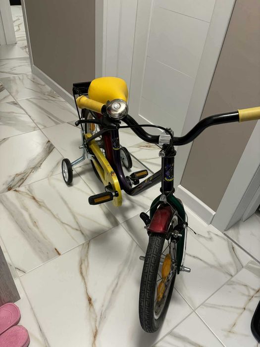 Детски велосипед с помощни колела