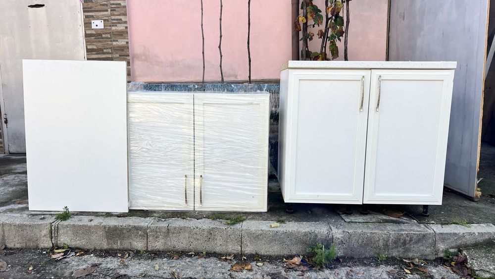 Шкафове в комплект и гръб  . Използвани но в добро състояние .