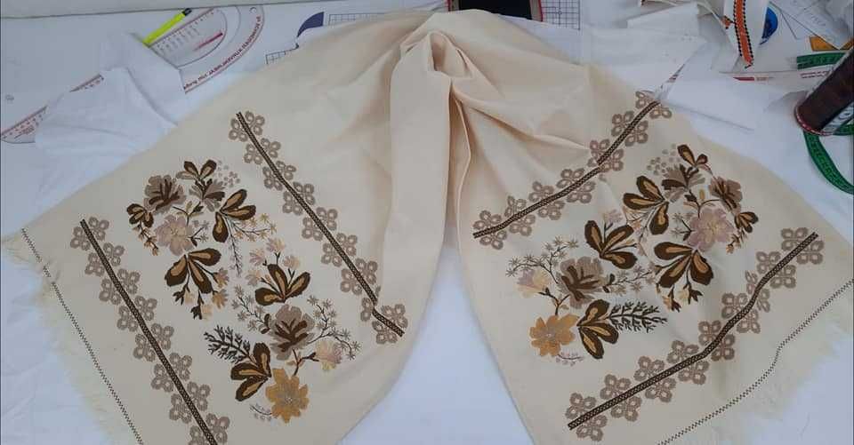 Costume populare tradiționale și accesorii