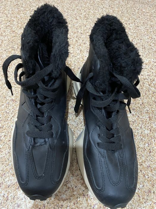 Кроссовка  женская  продам