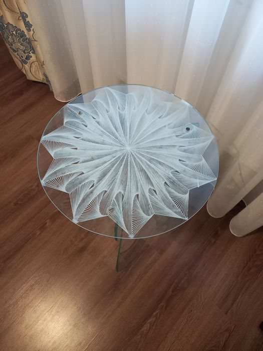 Masuta de sticla cu decoratiuni gravate stare perfecta