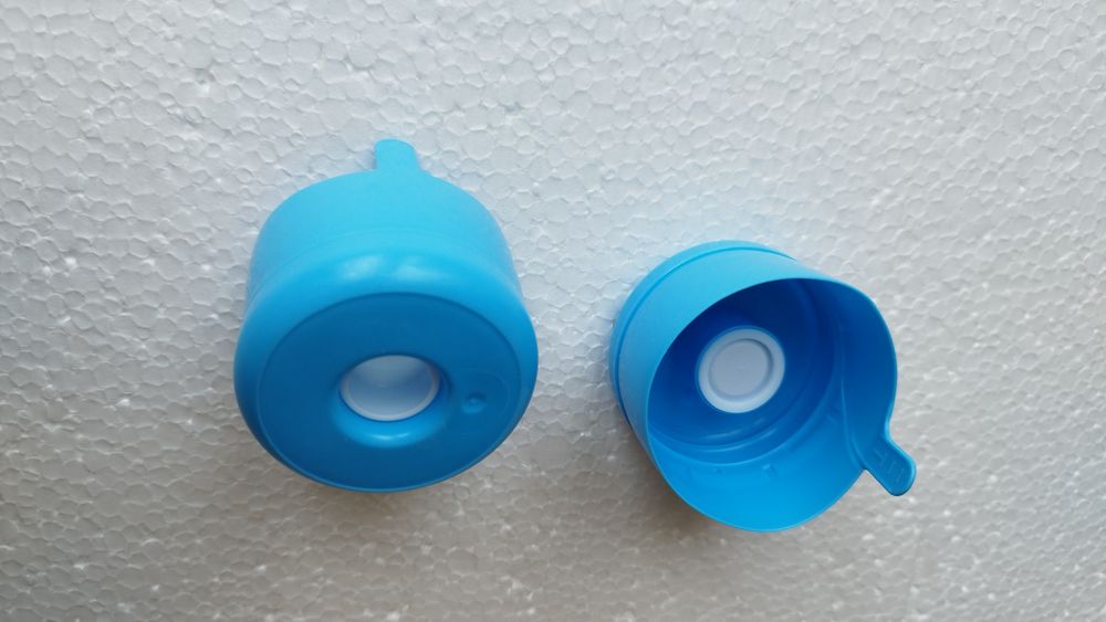 Крышки для бутылей объемом в 19 л., двухкомпонентные, голубого цвета