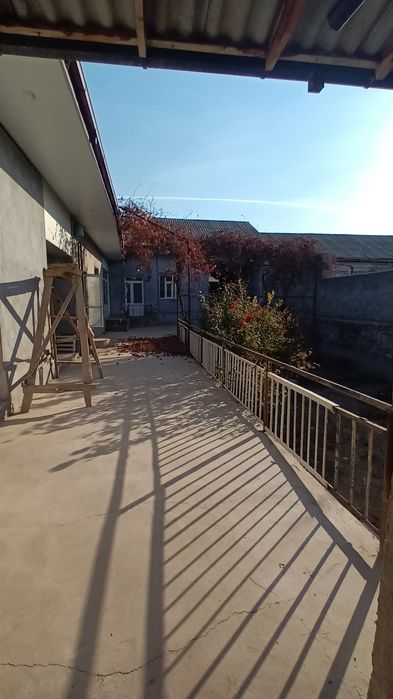 Срочно сотилади Жиззах шахар Олмазор махаллада 4 сотокли ховли уй