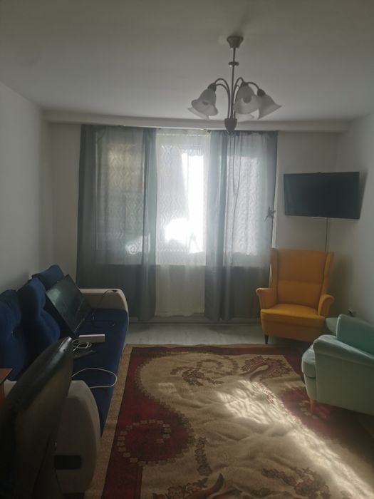 Inchiriez casa la curte