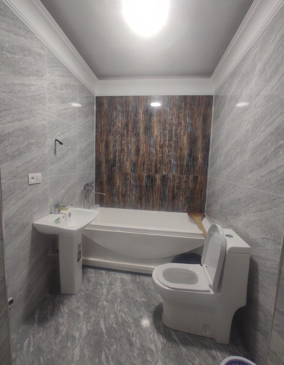 Chilozorda varyat kup bu Farxadiskiy choraxada 2 xona 68 m2 narx 600$
