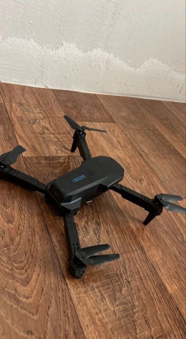 Дрон на пульте управления