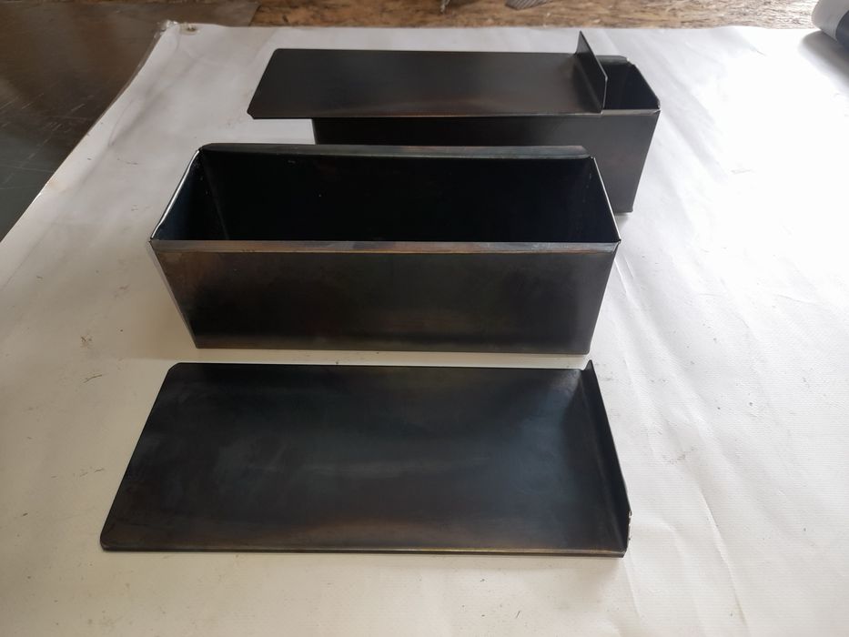 Tăva pentru copt pâine toast cu șină și capac culisabil .