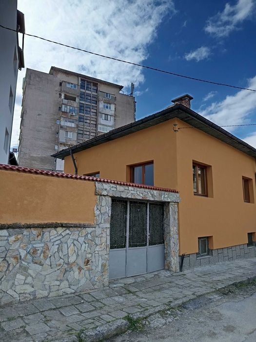 продава самостоятелна къща с двор
