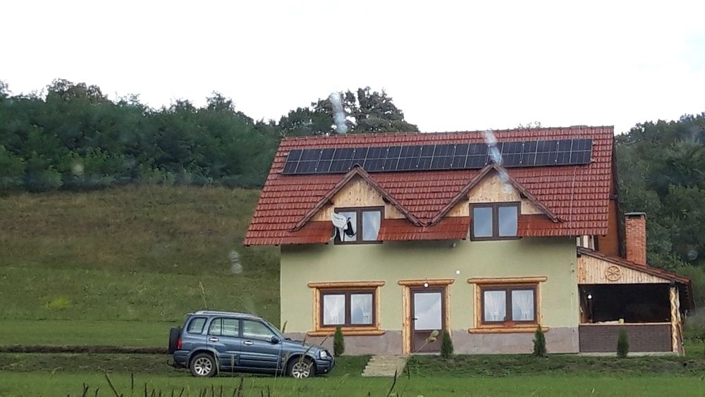 Panouri fotovoltaice, acumulatori, invertoare, montaj