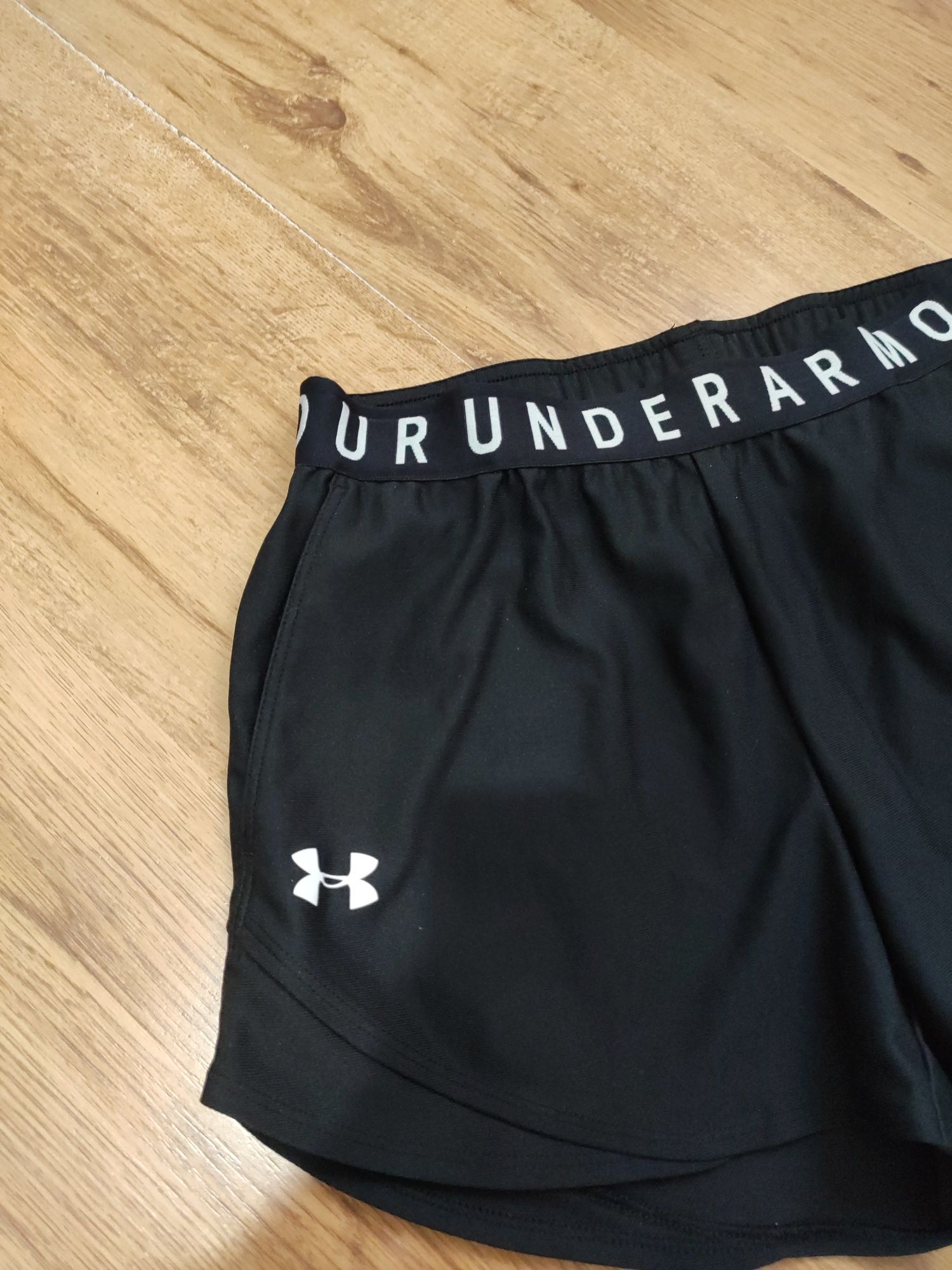 Pantaloni scurți de damă Under Armour mărimea S