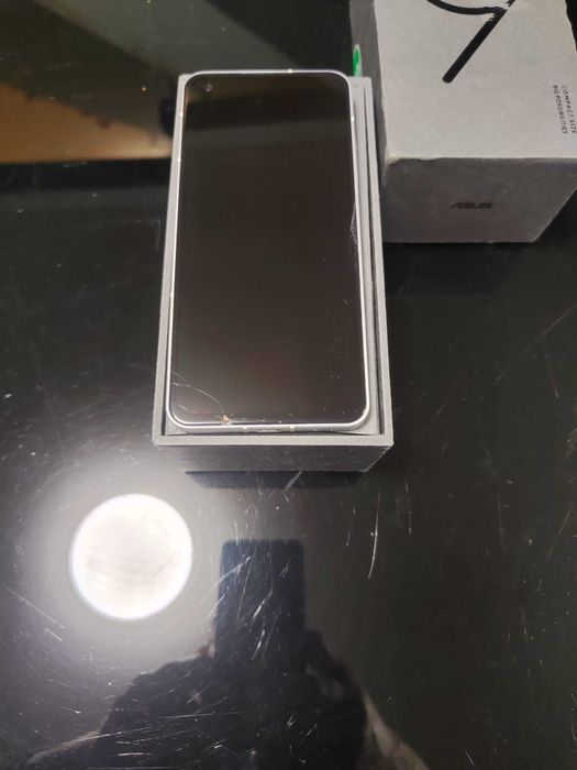 Продавам ASUS Zenfone 9