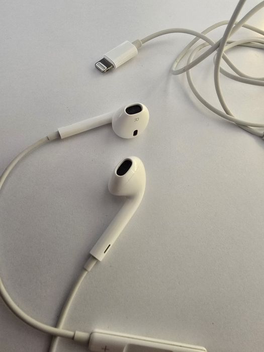 Слушалки Airpods със Lightning кабел