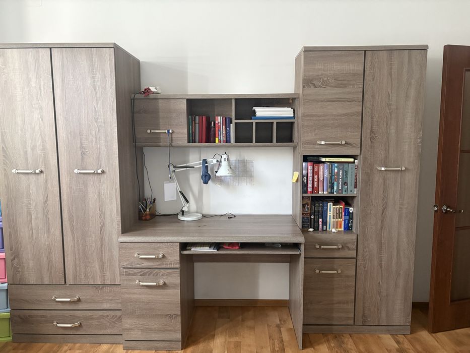 Шкаф-стенка с письменным столом и полками и 2 кровати