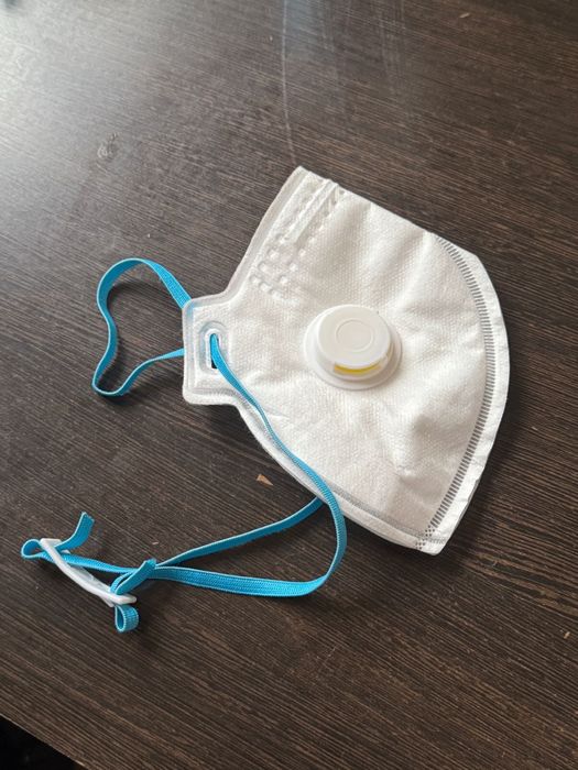 Респиратор кн 95 с клапаном имеют лямки за голову.Оригинальная проду