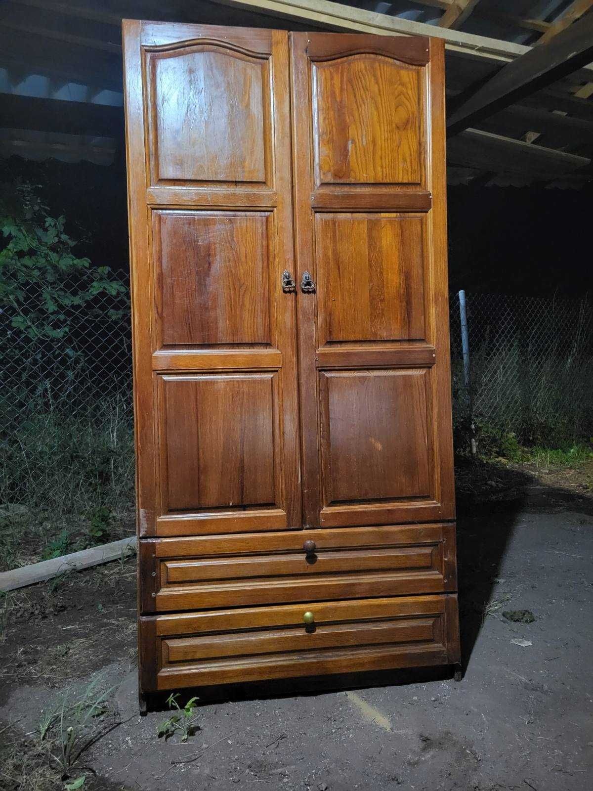 Продавам гардероб двукрилен - чамов
