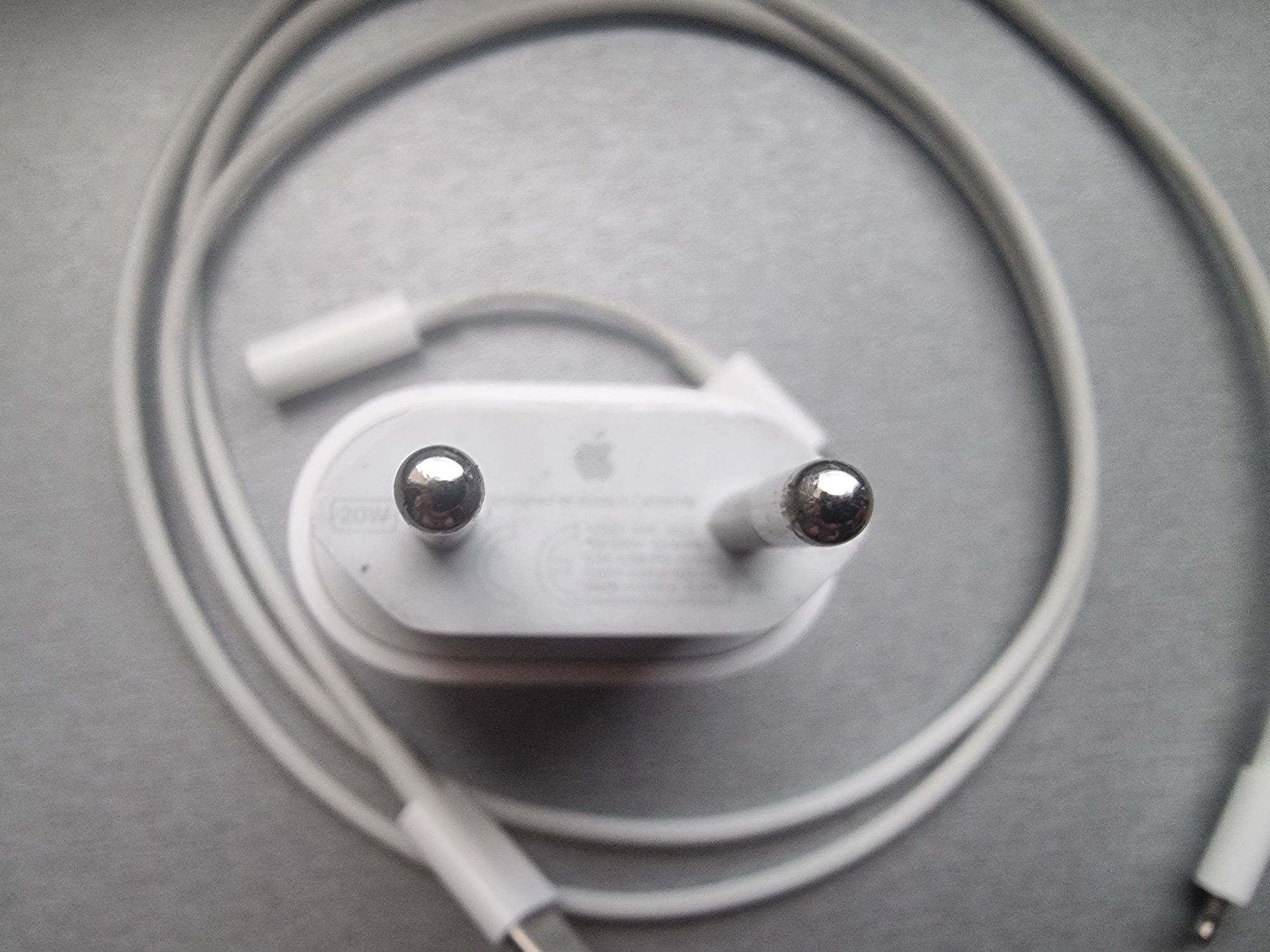 Оригинален комплект: 20W Type-C адаптер и USB-C to Lightning кабел+