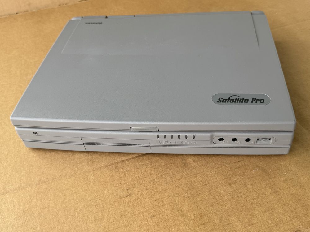 Ретро лаптоп Toshiba Satellite Pro 490 CDT , Windows 98