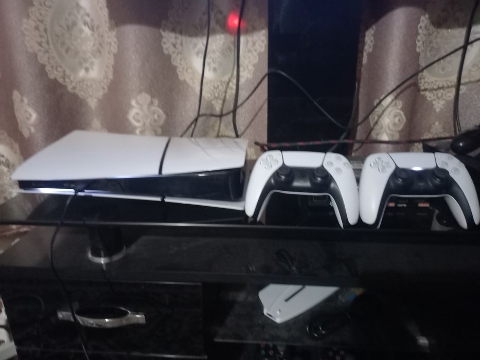 PS5 slim holati ideal tiniq 1TB original djoystik 2 o'yinlar yozigan.