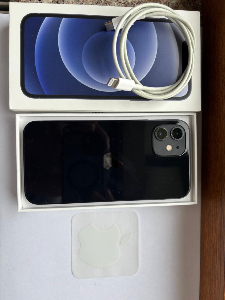Vand Iphone 12 negru,simplu!Pretul este negociabil.