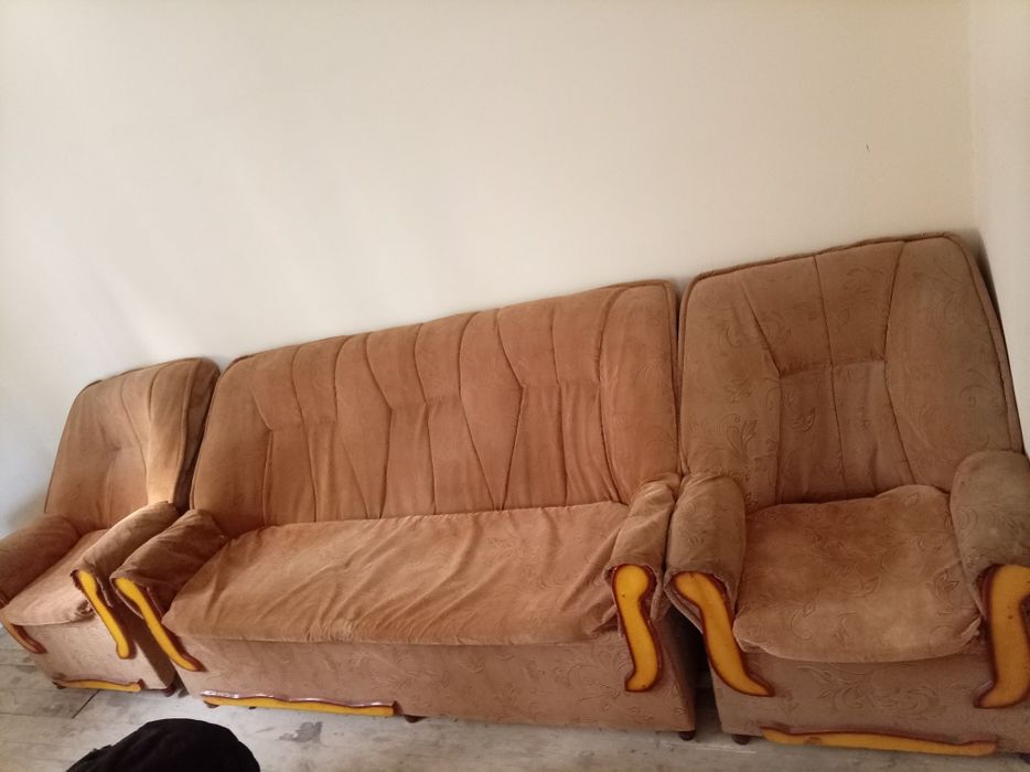 Диван кресло сотилади.