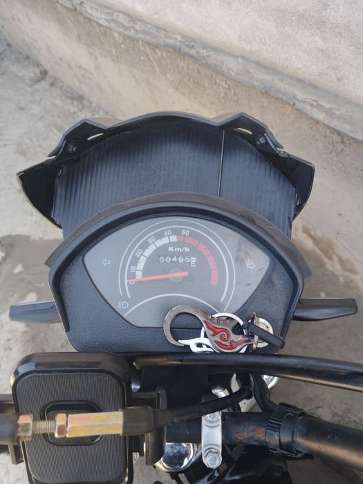 Moto skuter sotiladi 125 kub cc  2000 probek 50 kub dakument qlingan