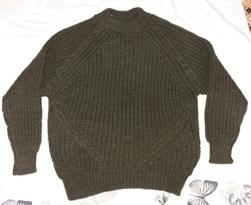 Продается женский свитер цвета хаки. Производитель Турция.