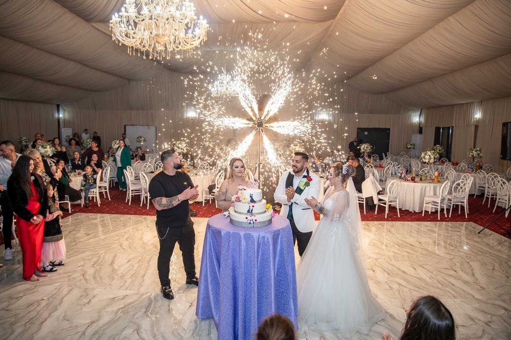 Fum greu, laser, artificii.