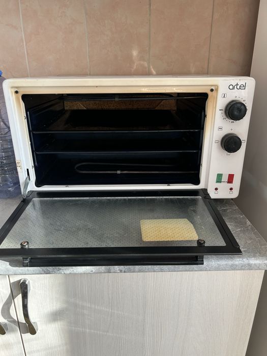 Продается микроволновая печь, состояние хорошее, марка Artel. 32 литр.