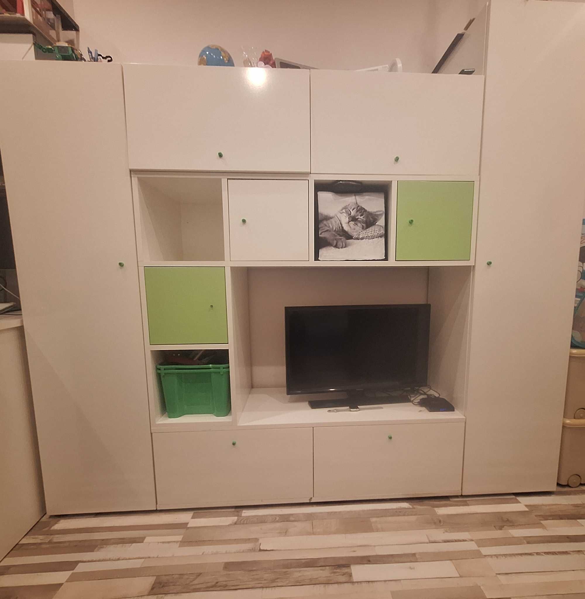 Детска секция с цветни зелени вратички