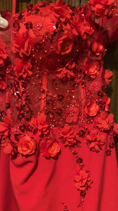 Червена бална рокля