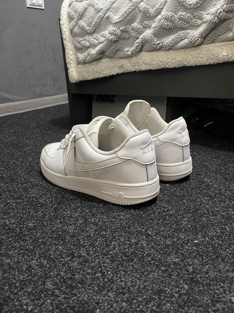 Продаю белые AIR Force 1