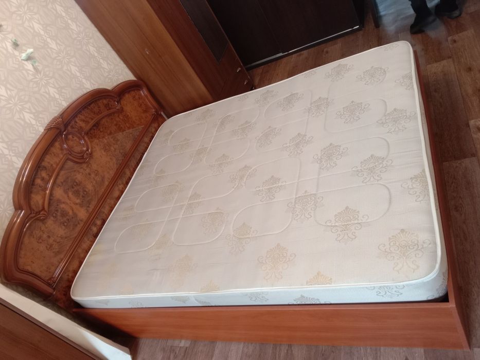 Кровать с матрасом