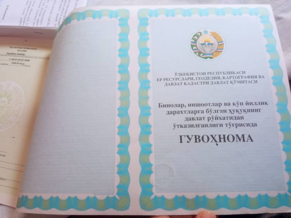 Uy sotiladi 7 xonali kota uy xamda 3 xona vremika