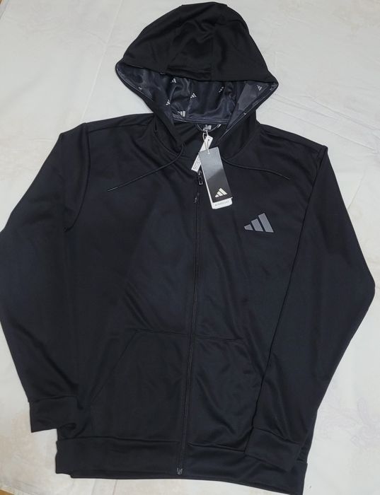 Оригинальная брендовая спортивная кофта adidas с логотипом.