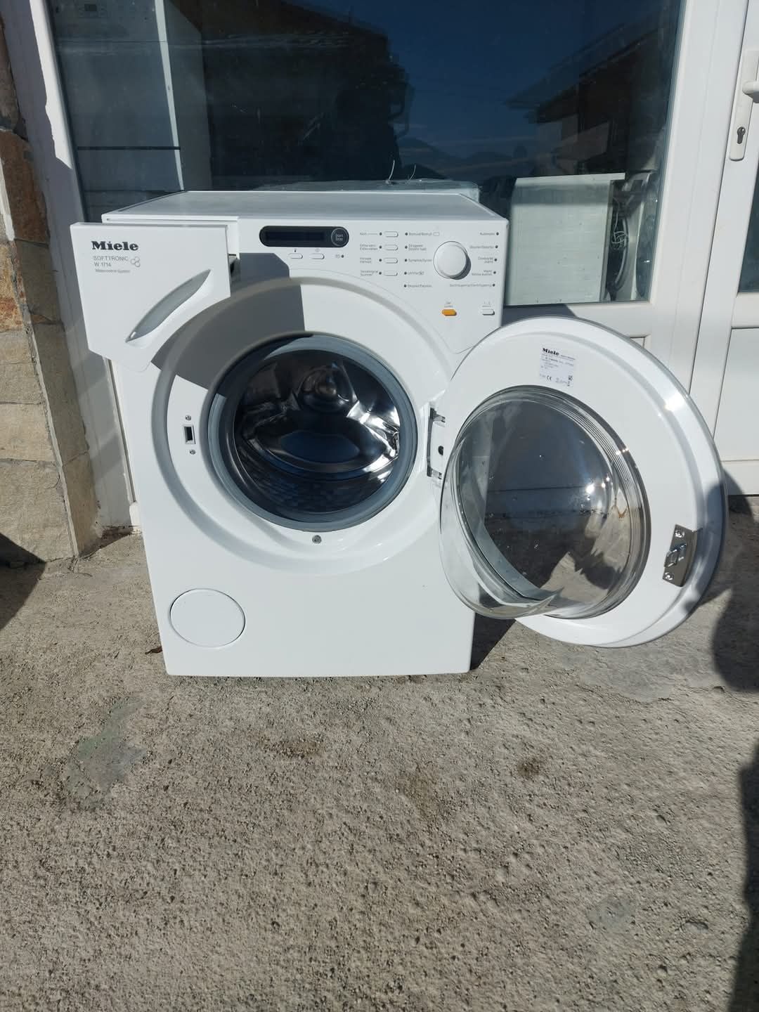Miele W1714
Цена:499лв.
Капацитет на пране 7 кг.
Енергиен клас А+++
14