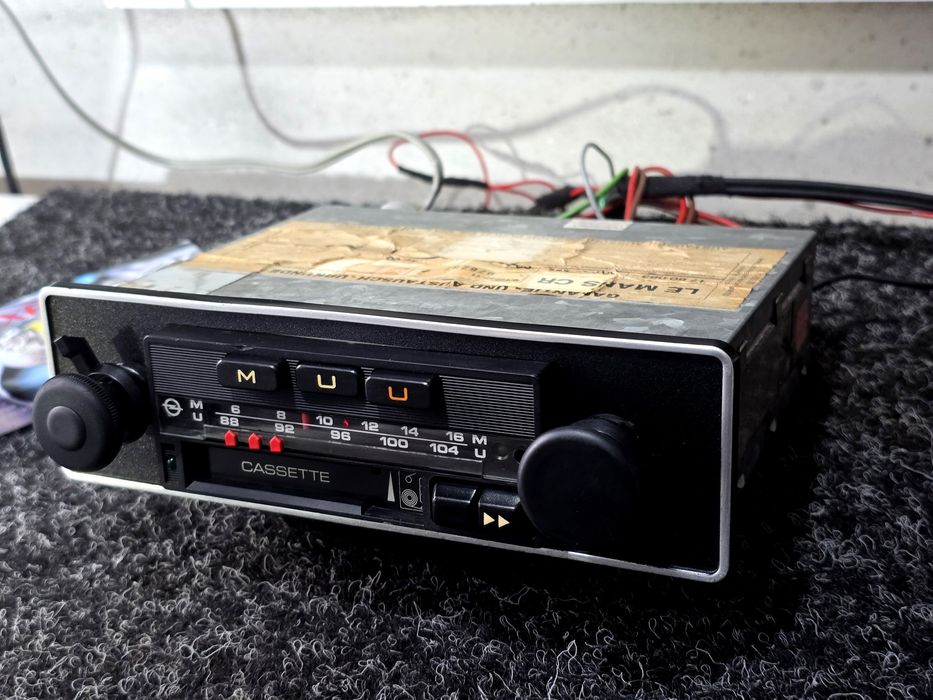 Radio casetofon retro GRUNDIG , automobile retro clasice,  istorice
