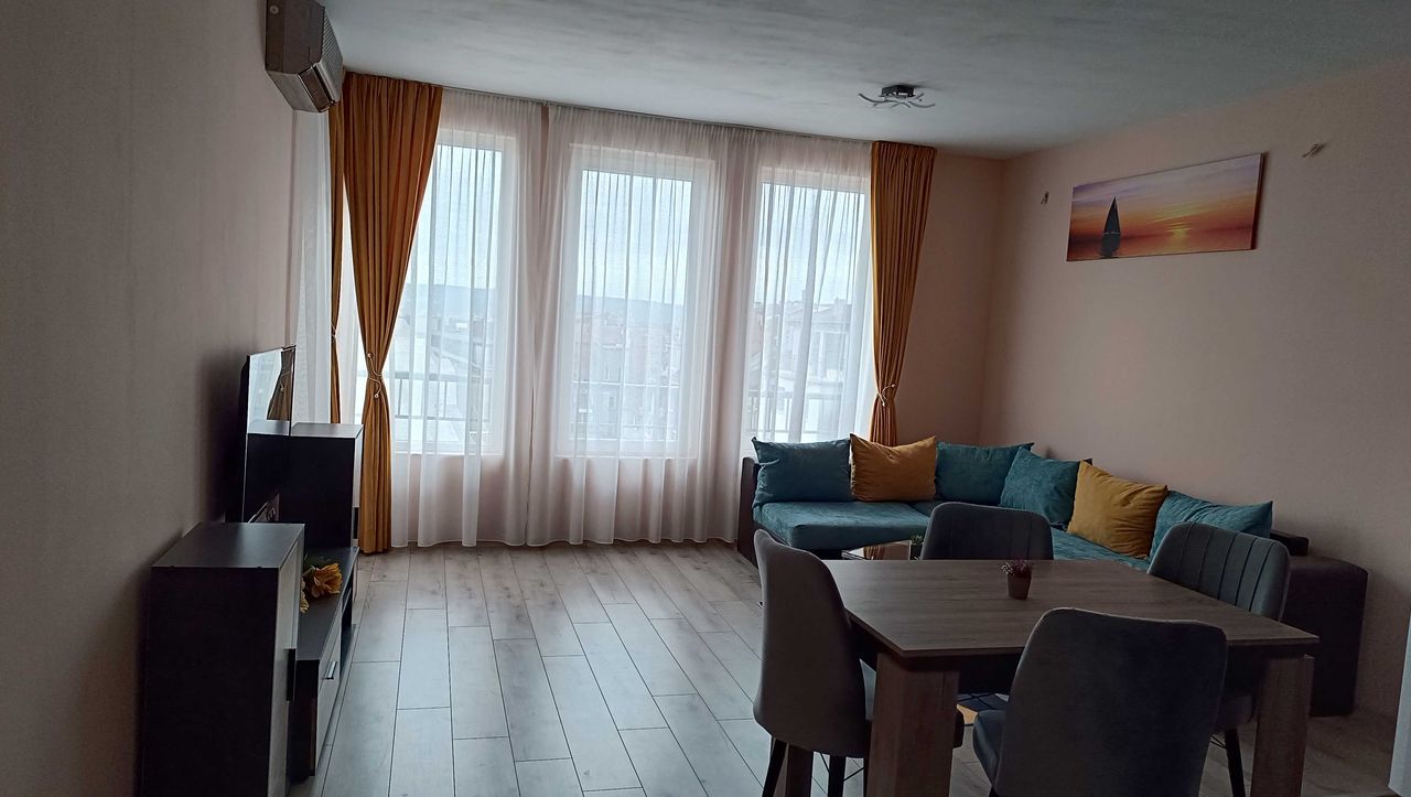 Дава се под наем Тристаен апартамент в Варна, ХЕИ - 125 кв.м за 700 € - Снимка #1