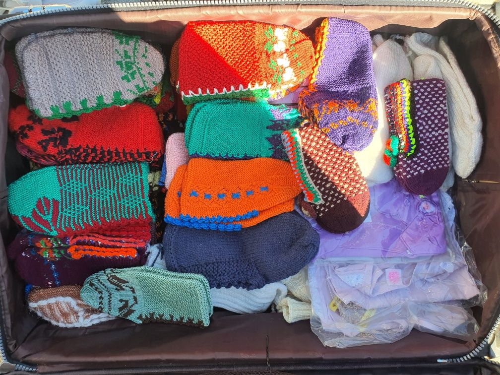 Ръчно плетени терлици и вълнени чорапи
