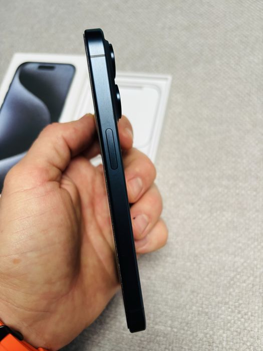 Продавам iPhone 15 pro 256GB