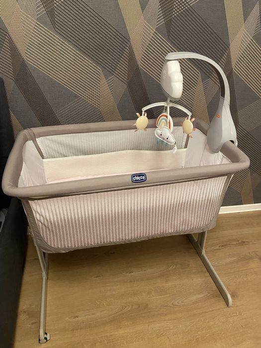 Patut Chicco Next2Me + 2 cearceafuri + carusel muzical NORIEL