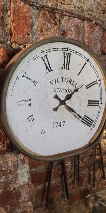 Ceas vechi rustic tip gara pentru decor