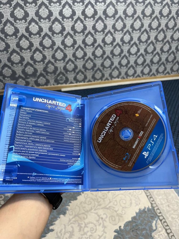 Продам Playstation 4 много игр!